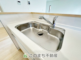 【設備】 | CRADLEGARDEN宇都宮市宝木本町第7　1号棟 | ビルトイン型浄水器を内蔵したキッチン水栓。お米を研いだり、野菜を洗ったりするときなど用途に応じてワンタッチで浄水に切り替えが可能です。カートリッジ式なので、フィルターを簡単に交換する事が出来ます。
