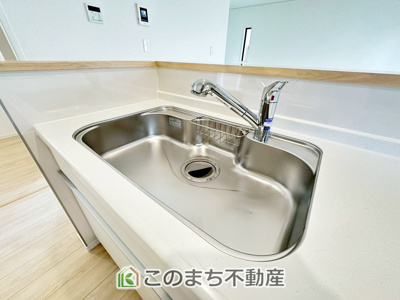 【設備】 | CRADLEGARDEN宇都宮市宝木本町第7　1号棟 | ビルトイン型浄水器を内蔵したキッチン水栓。お米を研いだり、野菜を洗ったりするときなど用途に応じてワンタッチで浄水に切り替えが可能です。カートリッジ式なので、フィルターを簡単に交換する事が出来ます。

