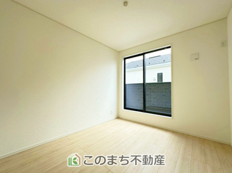 【洋室】 | CRADLEGARDEN宇都宮市宝木本町第7　1号棟 | 居室のサッシにはペアガラスを採用しております。高い断熱性による省エネと結露対策に有効です。
