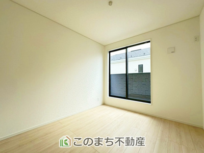 【洋室】 | CRADLEGARDEN宇都宮市宝木本町第7　1号棟 | 居室のサッシにはペアガラスを採用しております。高い断熱性による省エネと結露対策に有効です。
