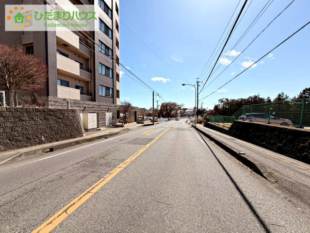 アネージュ会瀬グランヒル　のその他|前面道路はゆとりがあり、車の出入りもスムーズに行えます。
落ち着いた住環境で、日々安心してお過ごしいただけます。