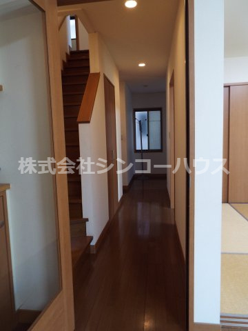 【内装】 | 久喜市松永　中古戸建 | 1階廊下部分。リビングから玄関方向を撮影しています。