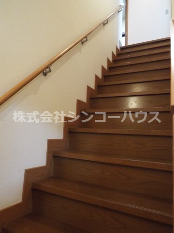 【内装】 | 久喜市松永　中古戸建 | 2階へ上がる階段です。