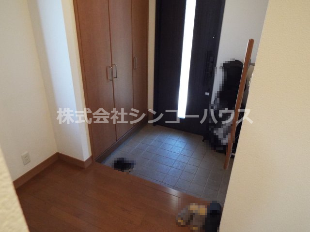 【玄関】 | 久喜市松永　中古戸建 | 広くスペースがとられた玄関。下駄箱や手すり等があることも嬉しいポイントですね。