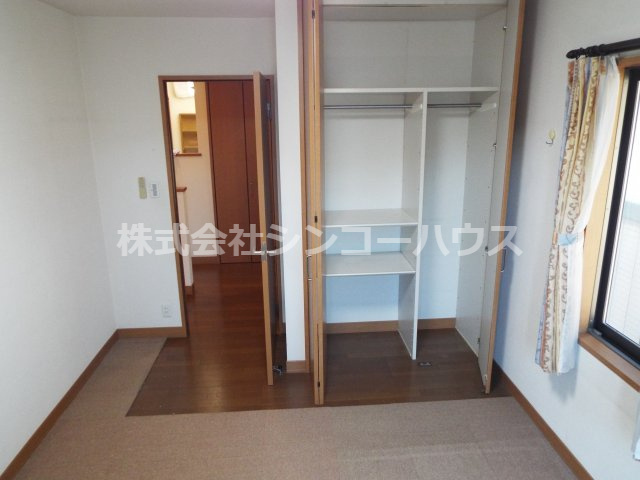 【洋室】 | 久喜市松永　中古戸建 | 2階の居室は全部屋バルコニーに出ることができ、陽射しも入ります。