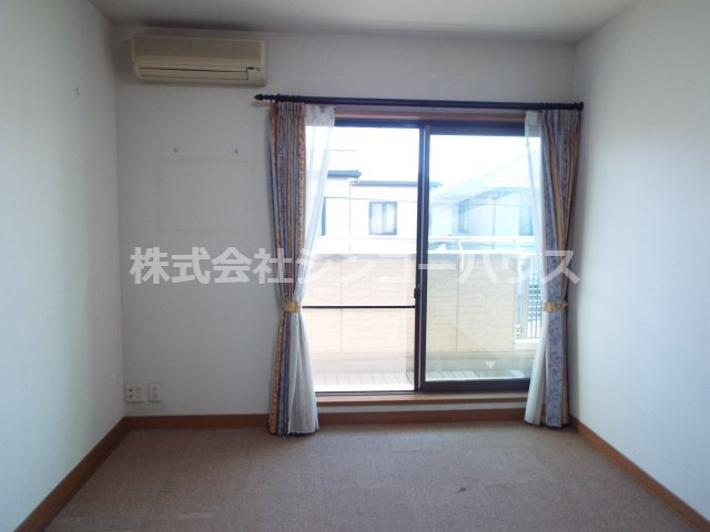 【洋室】 | 久喜市松永　中古戸建 | 2階洋室。大きな窓があり明るい室内が期待できます。