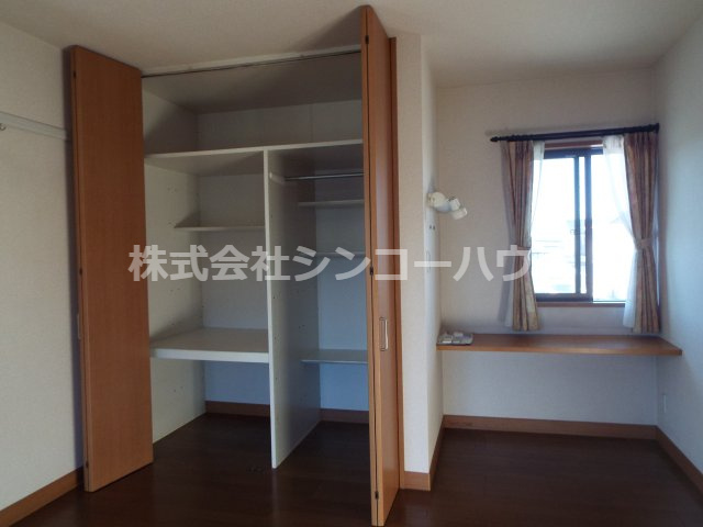 【収納】 | 久喜市松永　中古戸建 | 備え付けの板部分は、棚としても椅子を置いてちょっとしたテーブルとしても使えそうです！