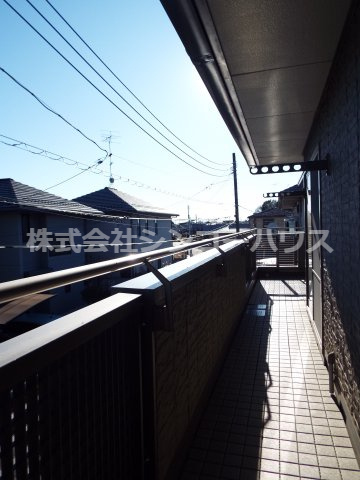 【バルコニー】 | 久喜市松永　中古戸建 | 南東向きの広々バルコニー。