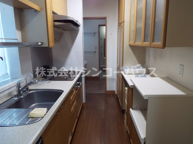 【キッチン】 | 久喜市松永　中古戸建 | 食器棚が備え付けられています。