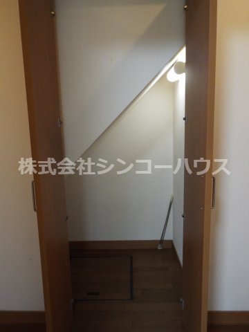 【収納】 | 久喜市松永　中古戸建 | 階段下収納。電気がつくので、暗くなりがちな階段下収納も中が見やすいです。