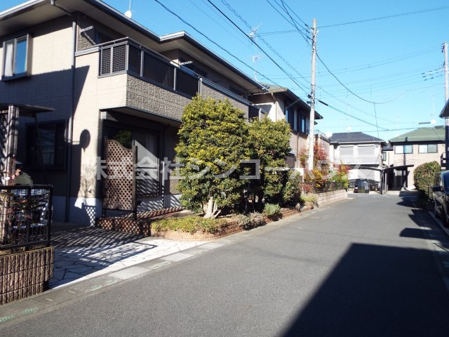 【前面道路含む現地写真】 | 久喜市松永　中古戸建 | 前面道路は幅員約5メートルあります。