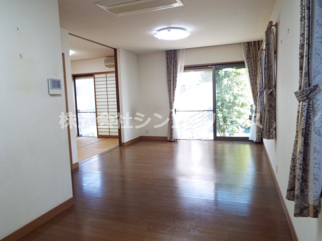 【居間・リビング】 | 久喜市松永　中古戸建 | 隣の和室との間のドアを開けると更に開放感があります。