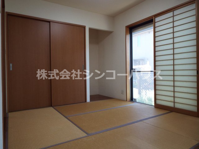 【和室】 | 久喜市松永　中古戸建 | 落ち着きのある和室には押入や床の間もあります。