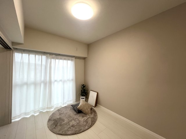 ハザールが目の前ににござーる。便利でござーる。な【リノベ／ライオンズマンション羽沢町第2】の洋室|明るい洋室です