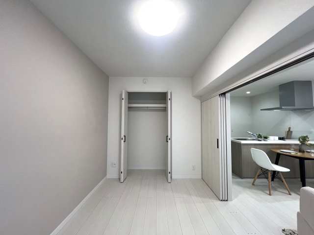 ハザールが目の前ににござーる。便利でござーる。な【リノベ／ライオンズマンション羽沢町第2】の洋室|明るい洋室です