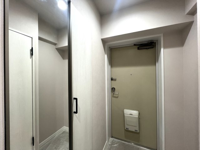 ハザールが目の前ににござーる。便利でござーる。な【リノベ／ライオンズマンション羽沢町第2】の玄関|明るい玄関です