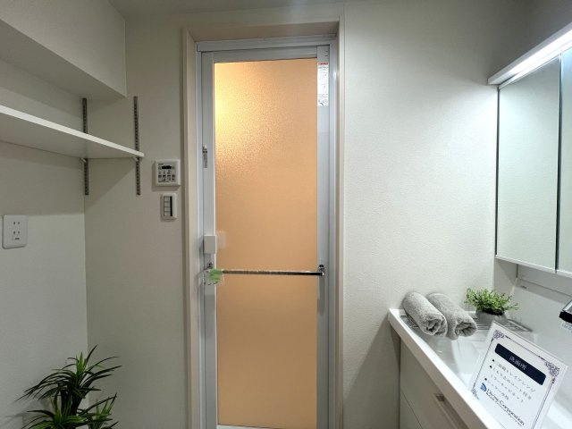 ハザールが目の前ににござーる。便利でござーる。な【リノベ／ライオンズマンション羽沢町第2】の独立洗面台|使いやすい独立洗面台です