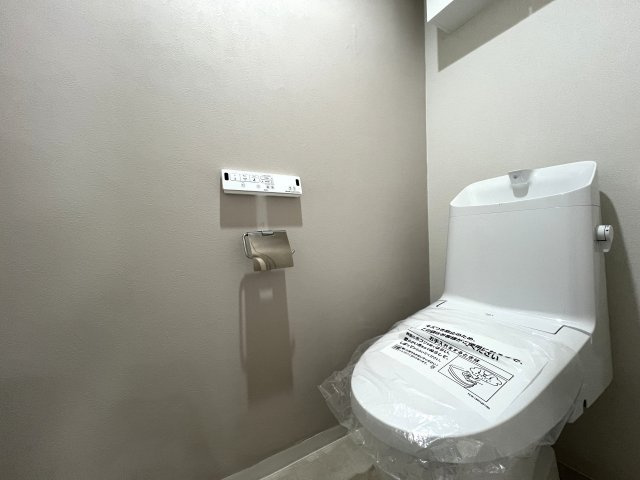 ハザールが目の前ににござーる。便利でござーる。な【リノベ／ライオンズマンション羽沢町第2】のトイレ|落ち着いた色調のトイレです