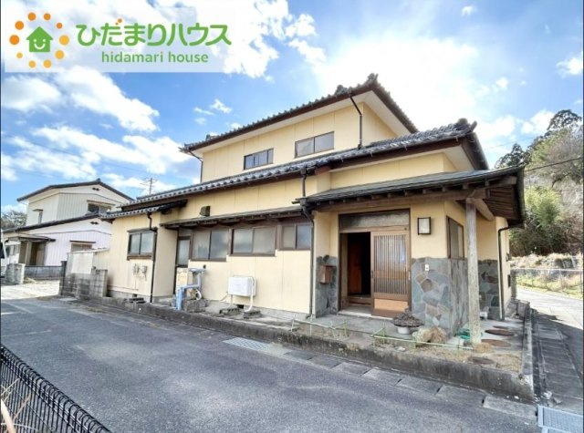 いわき市四倉町字鬼越　中古戸建　の外観|ゆったりとしたカースペースで、ファミリーカーや軽自動車もラクラク駐車出来ますね♪