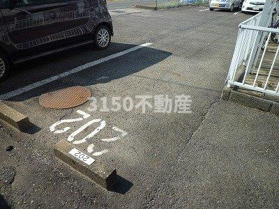 リバーハーフハイツの駐車場