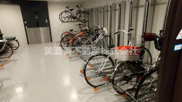 ６６５４９　ローレルコート大垣駅前の駐輪場