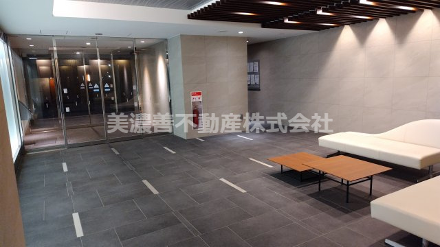 ６６５４９　ローレルコート大垣駅前のエントランス