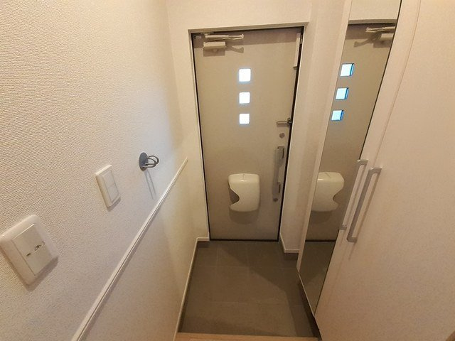 プチシャルダンＡの玄関|明るい玄関です