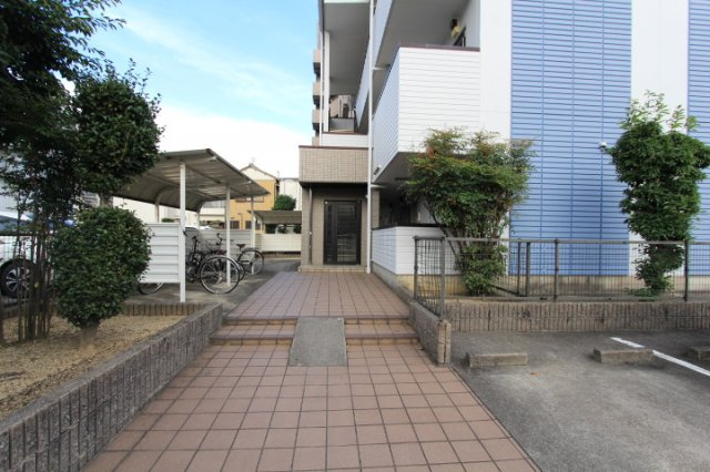 AMENITY中央のエントランス