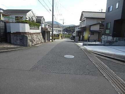 安佐北区亀崎４丁目の前面道路含む現地写真