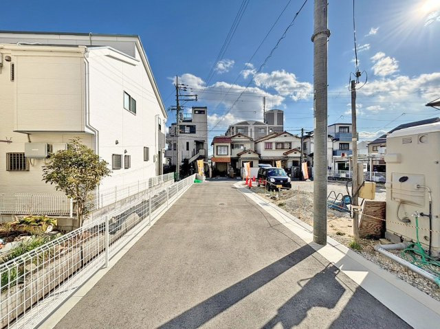 サニーサイド寺本1丁目新築一戸建て│4LDK+駐車2台可の前面道路含む現地写真|現地北側から区画内道路を正面に撮影した外観写真です。