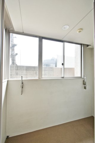 アドグランデ大宮宮原のその他|サンルーム：天候を気にせず洗濯物を干せる室内干しスペース付き。花粉やPM2.5対策にもおすすめで、家事効率が飛躍的に向上。窓から降り注ぐ光を活かし、ペットのくつろぎ空間や趣味の部屋としても活用可能。