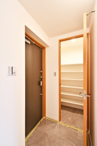 アドグランデ大宮宮原の玄関|玄関横に広がるシューズインクロークが、常に美しい空間を約束します。ベビーカーやアウトドア用品もそのまま収納可能。リフォーム済みで、清潔感あふれる住まいの顔がお客様を優しく迎えます。