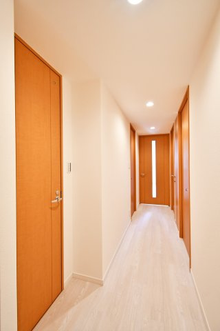 アドグランデ大宮宮原の玄関|リフォームで明るくモダンな空間に生まれ変わりました。白を基調とした内装が奥行きを演出し、各居室への動線もスムーズ 。毎日通る場所だからこそ、開放感にこだわりました。