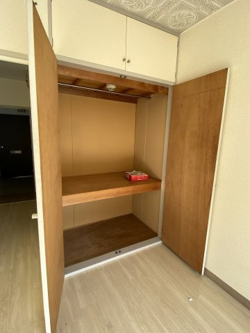 物入は奥行きがございます。ポールが無い場合もございます♪