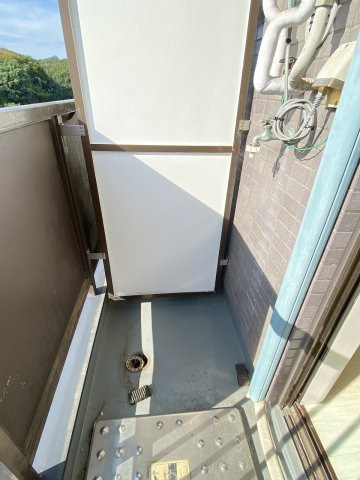バルコニーの洗濯機置き場です。陽当り良好です♪
