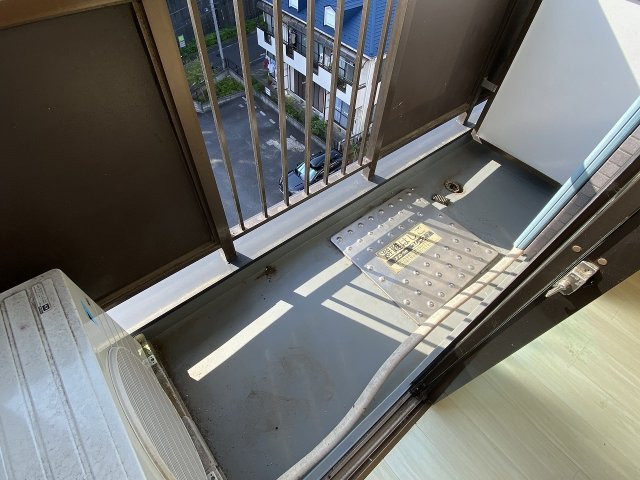 バルコニーの右側に洗濯機置き場がございます♪
