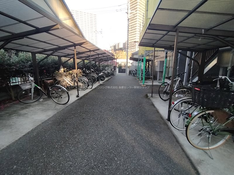 敷地内の屋根付き駐輪場です。バイクはご相談下さい♪