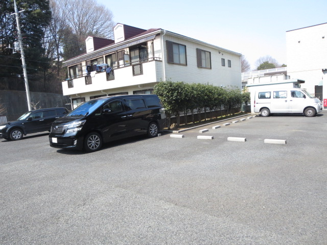 敷地内平置駐車場は月額8,000円の安さで借りられます♪