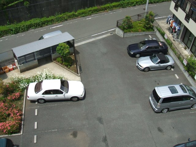 敷地内のごみ置き場と駐車場です♪
