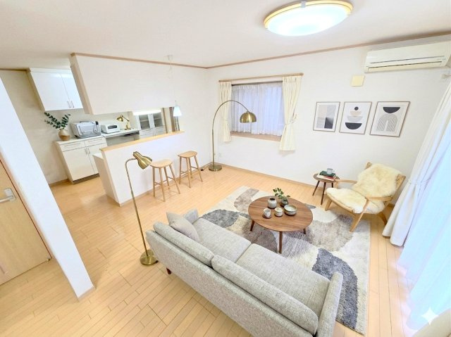 羽村市羽加美3丁目　中古戸建の居間・リビング|※家具及び装飾品はCG加工によるものです。