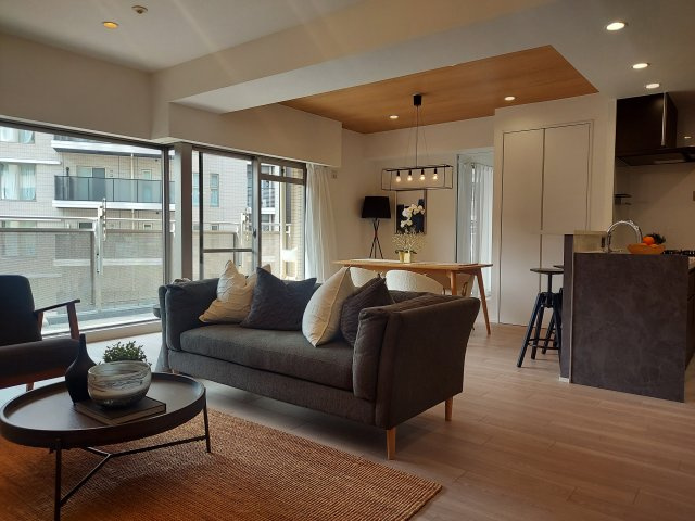 リーデンススクエア宝塚リバージュの居間・リビング