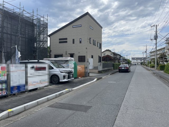 【前面道路含む現地写真】 | 深谷市上柴町西1丁目　ブルーミングガーデン 全4棟　1号棟 | 3/27撮影