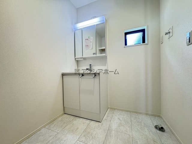 所沢市向陽町・全3棟　新築一戸建　2号棟　～オール電化～の独立洗面台|シャンプードレッサー付洗面化粧台