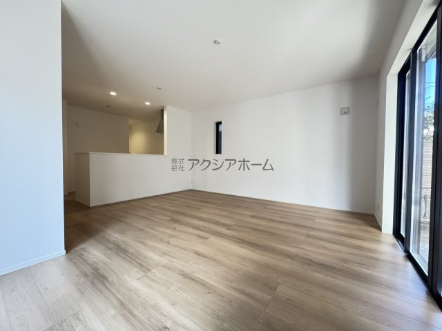 所沢市向陽町・全3棟　新築一戸建　2号棟　～オール電化～の居間・リビング