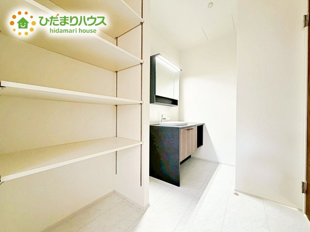 【独立洗面台】 | 水戸赤塚4期　新築戸建 | ゆったりとした洗面所には物入れを完備！タオルや洗剤をしまえます(^^)/