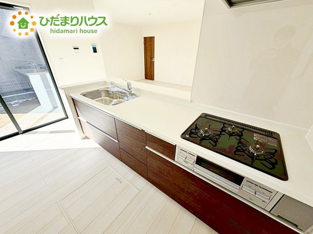 【キッチン】 | 水戸赤塚4期　新築戸建 | 3口コンロが嬉しいシステムキッチン♪広いシンクや作業台でお料理が捗ります♪