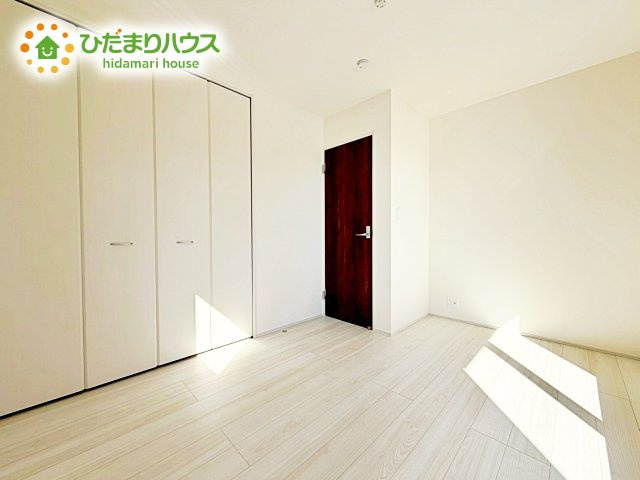 【洋室】 | 水戸赤塚4期　新築戸建 | 二面採光の設計で明るい時間帯は陽が入り、リラックス出来るお部屋となっています。