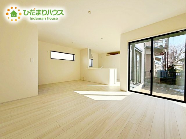 【居間・リビング】 | 水戸赤塚4期　新築戸建 | 大きな窓から差し込む光でいっぱいのリビング　休日もつい家にいる時間が長くなりそうです