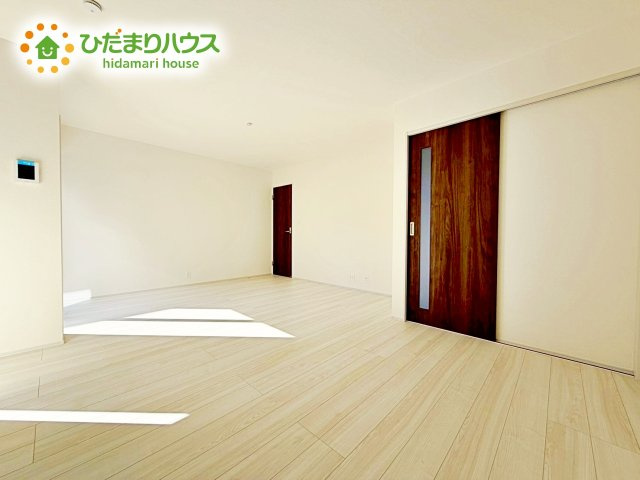 【居間・リビング】 | 水戸赤塚4期　新築戸建 | ホワイトを基調としたLDKは、明るく上品な心地よさを演出してくれます。空間に広がりをもたらし、より一層広く感じさせてくれます。
