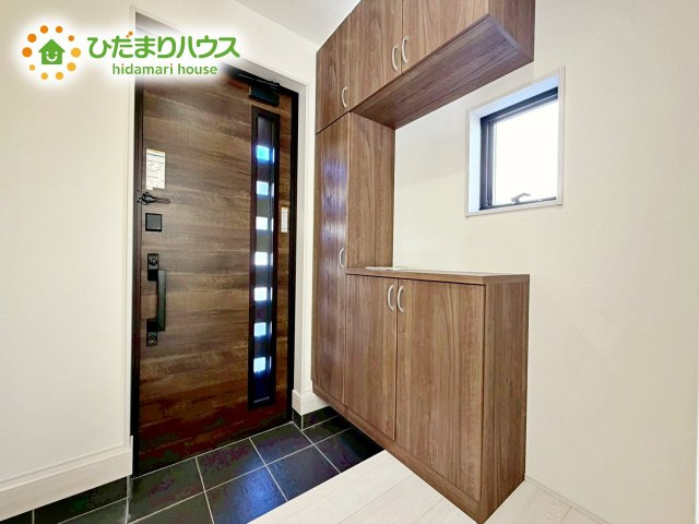 【玄関】 | 水戸赤塚4期　新築戸建 | 天井まであるシューズボックスは、家族全員の靴が入るため、散らかりがちな玄関もスッキリ片付きますね。